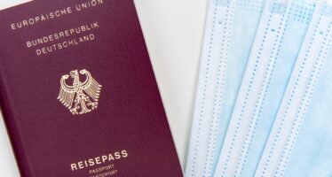 Tornare liberi di viaggiare con un certificato: la Commissione Europea ci prova, il nostro Garante frena e l’Oms lo sconsiglia