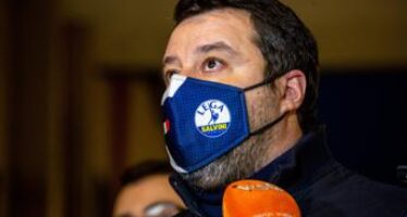Green pass, Salvini: “Imbecille far mangiare in piedi i poliziotti”