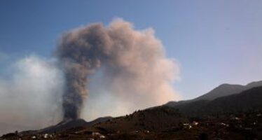Canarie, eruzione vulcano: paura per gas tossici a La Palma