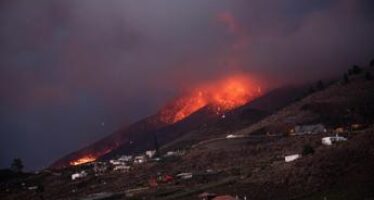 Eruzione La Palma, nuova colata nella notte: distrutte centinaia di case
