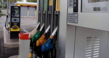 Prezzi carburanti ancora su, benzina sfiora 2 euro