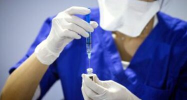 Covid, Gimbe: “Giù numero nuovi vaccinati e terze dosi a rilento”