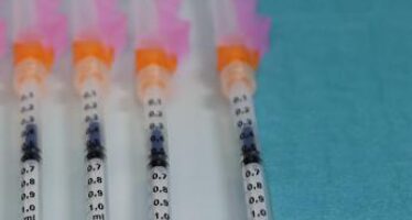 Variante Omicron, ad Moderna: “Vaccini attuali molto meno efficaci”