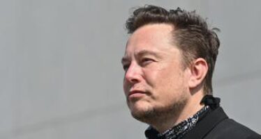 Tesla, ‘doppio colpo’ di Musk: vende azioni a 1000 dollari e le ricompra a 6