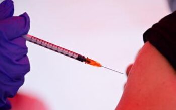 Variante Omicron e vaccino, protegge o no? Cosa sappiamo