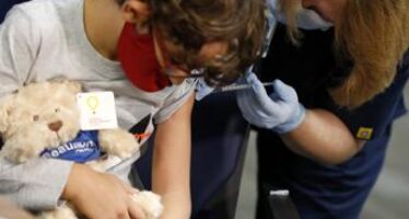 Covid, pediatra: “Virus più temibile di miocarditi, sì a vaccino under 12”