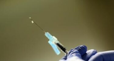 Terza dose vaccino, Rasi: “Ci rende di nuovo subito immuni”