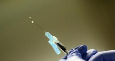Covid oggi Usa, tribunale boccia obbligo vaccino sul posto di lavoro