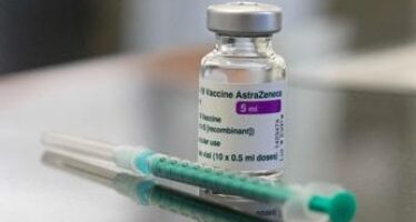 Vaccino AstraZeneca, trovata causa rare trombosi: lo studio