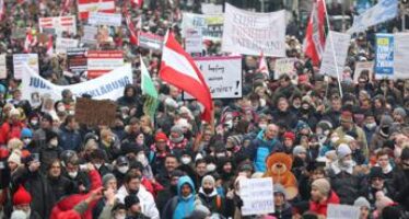 Austria, in 44mila in piazza contro l’obbligo vaccinale