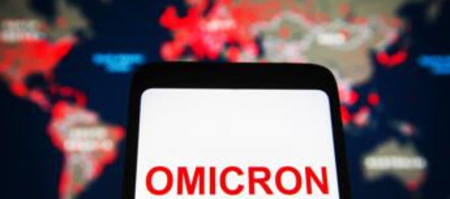 Variante Omicron, meno grave ma rischio boom contagi: studio