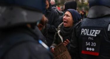 Covid Germania, proteste no vax in varie città: 16 poliziotti feriti