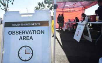 Covid Usa oggi, stop a obbligo vaccino per sanitari e lavoratori