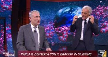 “Braccio finto per vaccino, una protesta”: parla il dentista (vaccinato) di Biella