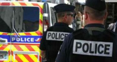 Francia, travestito da ninja ferisce due poliziotte con la spada