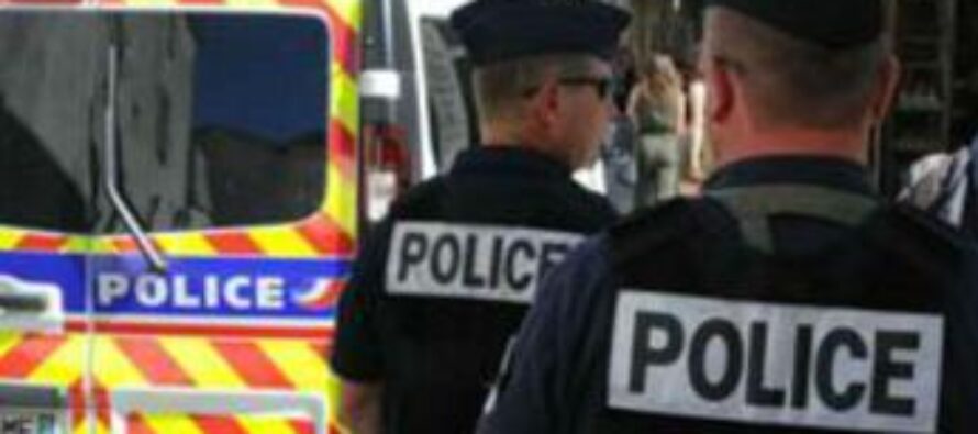 Francia, travestito da ninja ferisce due poliziotte con la spada