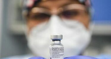 Variante Omicron, Pfizer: “Dose booster vaccino garantisce alta protezione”