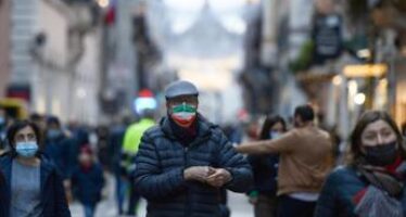 Covid Italia, più di 1 milione di contagi in 7 giorni: bollettino fa discutere