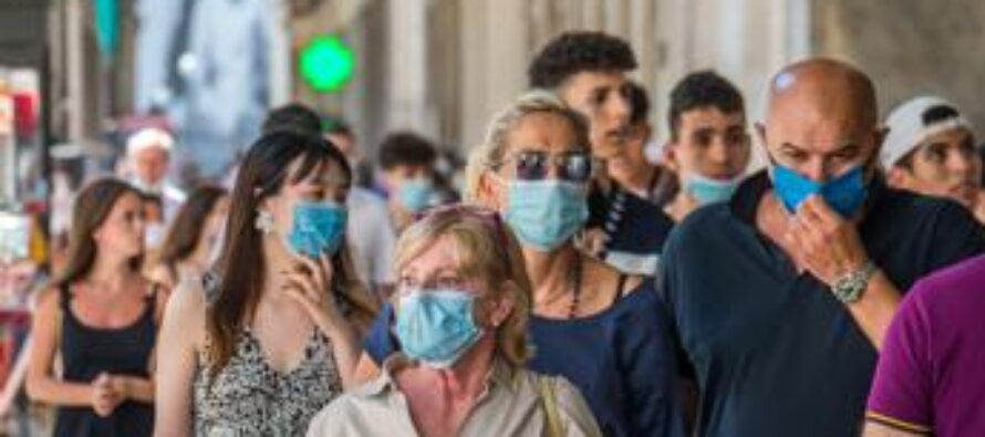 Covid, indagine Sima: “Almeno 46 mld le mascherine usate in Italia da inizio pandemia”
