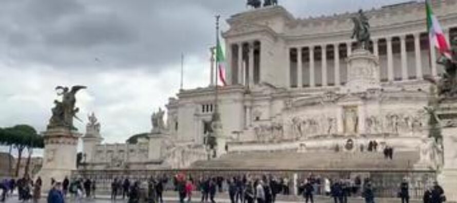 Roma, drone cade su Palazzo Venezia: denunciato turista