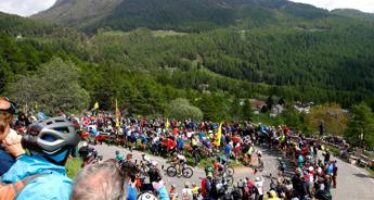 Giro d’Italia 2022, Hirt vince sedicesima tappa