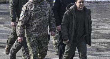 Ucraina, Zelensky: “Fino a 100 morti al giorno su fronte est”