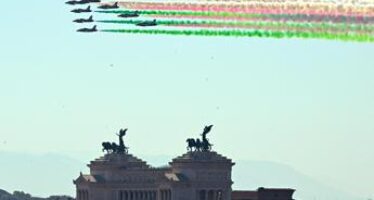 2 giugno, l’omaggio di Mattarella e le Frecce Tricolori – Video