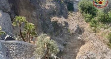 Frana ad Amalfi, crollano terrazzamenti in mare – Video