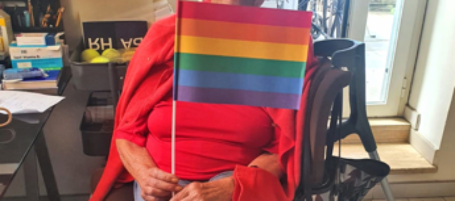 Bonino con la bandiera arcobaleno: “Dove marcia il Pride scoppia la pace, ballate urlate e cantate”