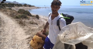 Punta Bianca, cittadini raccolgono 50 sacchi di rifiuti