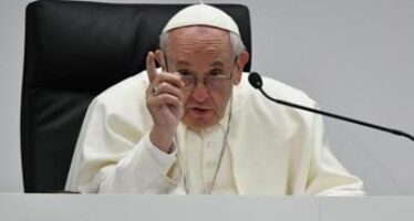 Papa contro utero in affitto e porno: “Minacce alla dignità umana”