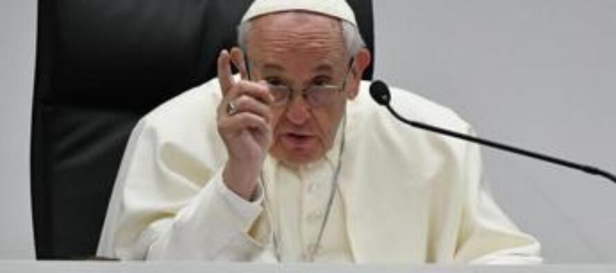 Papa contro utero in affitto e porno: “Minacce alla dignità umana”