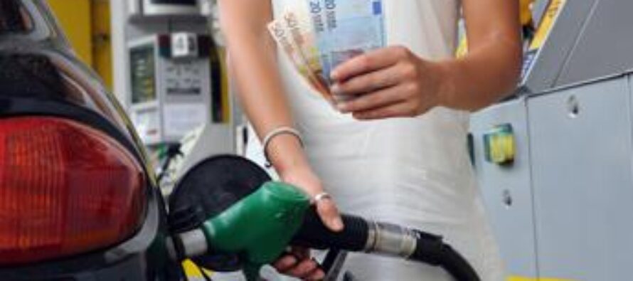 Prezzi carburante oggi, ancora in calo per benzina e diesel