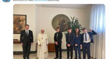 Elon Musk ieri in visita dal Papa: “Onorato”