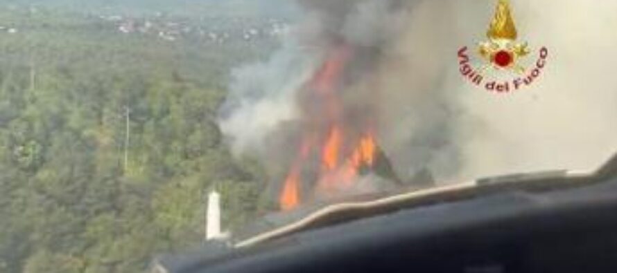 Maxi incendio sul Carso, traffico in tilt e treni interrotti – Video