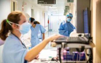 Covid Italia, Rezza: “Dati in calo e no congestione ospedali ma virus circola”