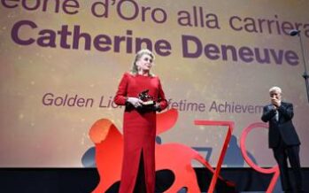 Venezia 79, consegnato a Catherine Deneuve il Leone d’oro alla carriera