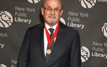 Salman Rushdie aggredito a New York: “Ha ferita da taglio al collo”