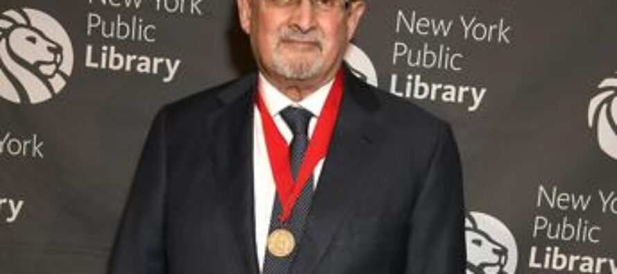 Salman Rushdie aggredito a New York: “Ha ferita da taglio al collo”