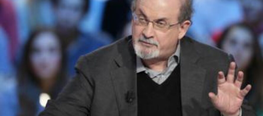 Salman Rushdie, aggressore compare in giudizio e si dichiara non colpevole