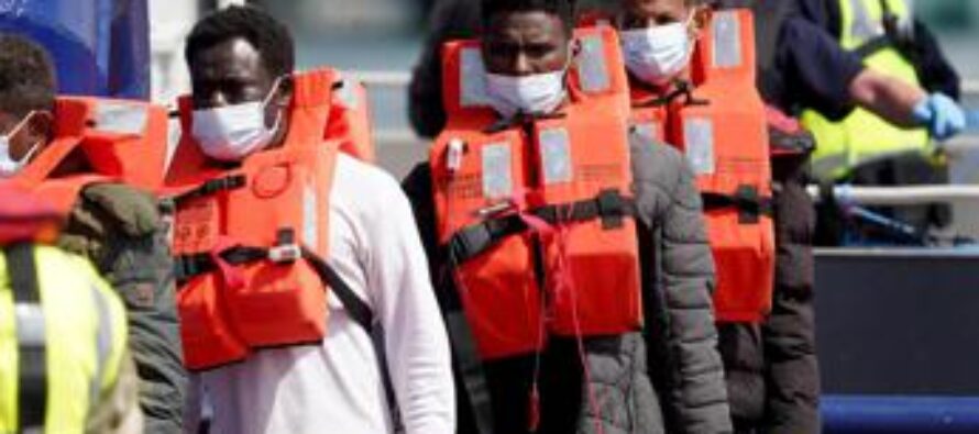 Migranti, Vaticano a Meloni: “Obbligo morale aiutare chi è in difficoltà in mare”