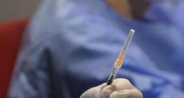 Vaccini Covid aggiornati Omicron, chi può farli: cosa dice la circolare