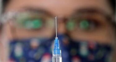 Covid, Silvestri: “Possibile evoluzione virus meno benigna, booster cruciali”