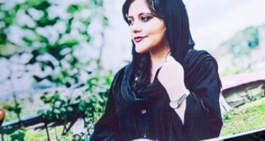 Iran, padre di Mahsa Amini: “Nessuno mi dà una risposta sulla sua morte”