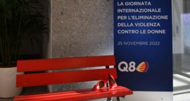 Violenza su donne, Q8 mette panchina rossa nella sede di Roma ‘per dire basta’