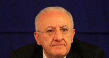Covid, De Luca: “Reintegro medici no vax è intollerabile”