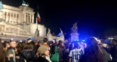 L’Argentina vince i Mondiali, in Piazza Venezia esplode la gioia dei tifosi
