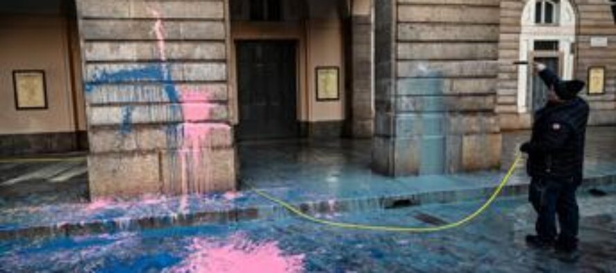 Teatro alla Scala imbrattato di vernice, denunciati 5 attivisti