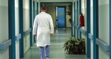 Blitz in ospedali e Rsa, scoperti 165 medici e infermieri irregolari