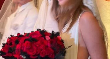 I Maneskin si sono ‘sposati’, look total white e rose rosse